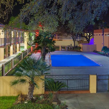 Days Inn By Wyndham Uvalde Bagian luar foto