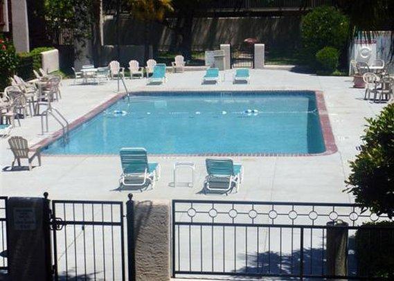 Days Inn By Wyndham Uvalde Bagian luar foto