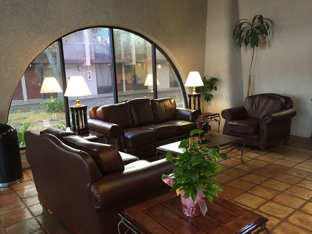 Days Inn By Wyndham Uvalde Bagian luar foto