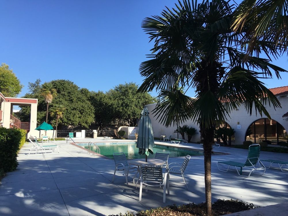Days Inn By Wyndham Uvalde Bagian luar foto