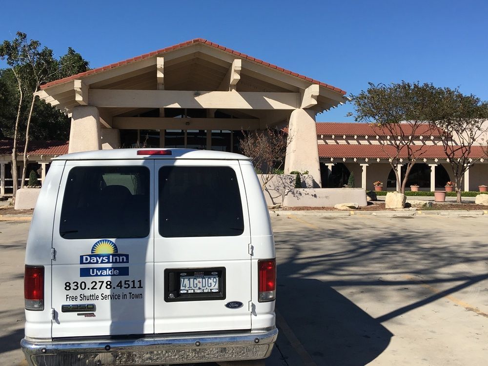 Days Inn By Wyndham Uvalde Bagian luar foto