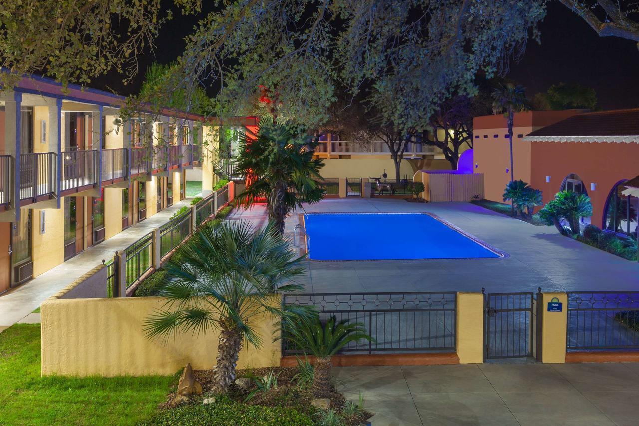 Days Inn By Wyndham Uvalde Bagian luar foto