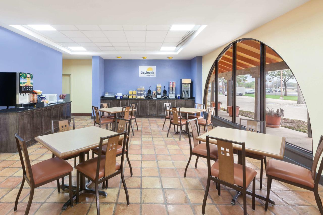 Days Inn By Wyndham Uvalde Bagian luar foto