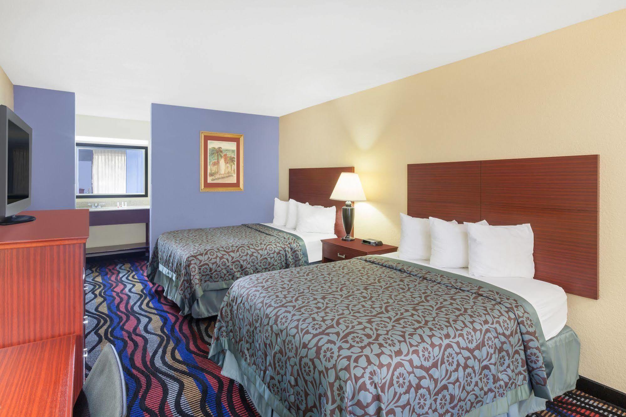 Days Inn By Wyndham Uvalde Bagian luar foto