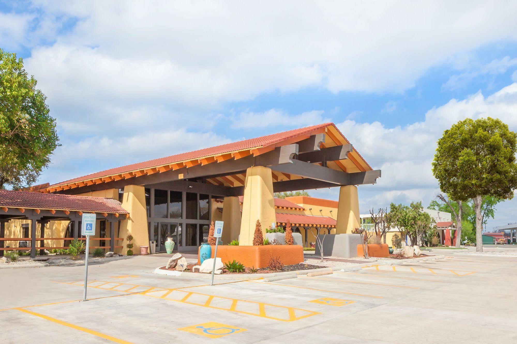 Days Inn By Wyndham Uvalde Bagian luar foto