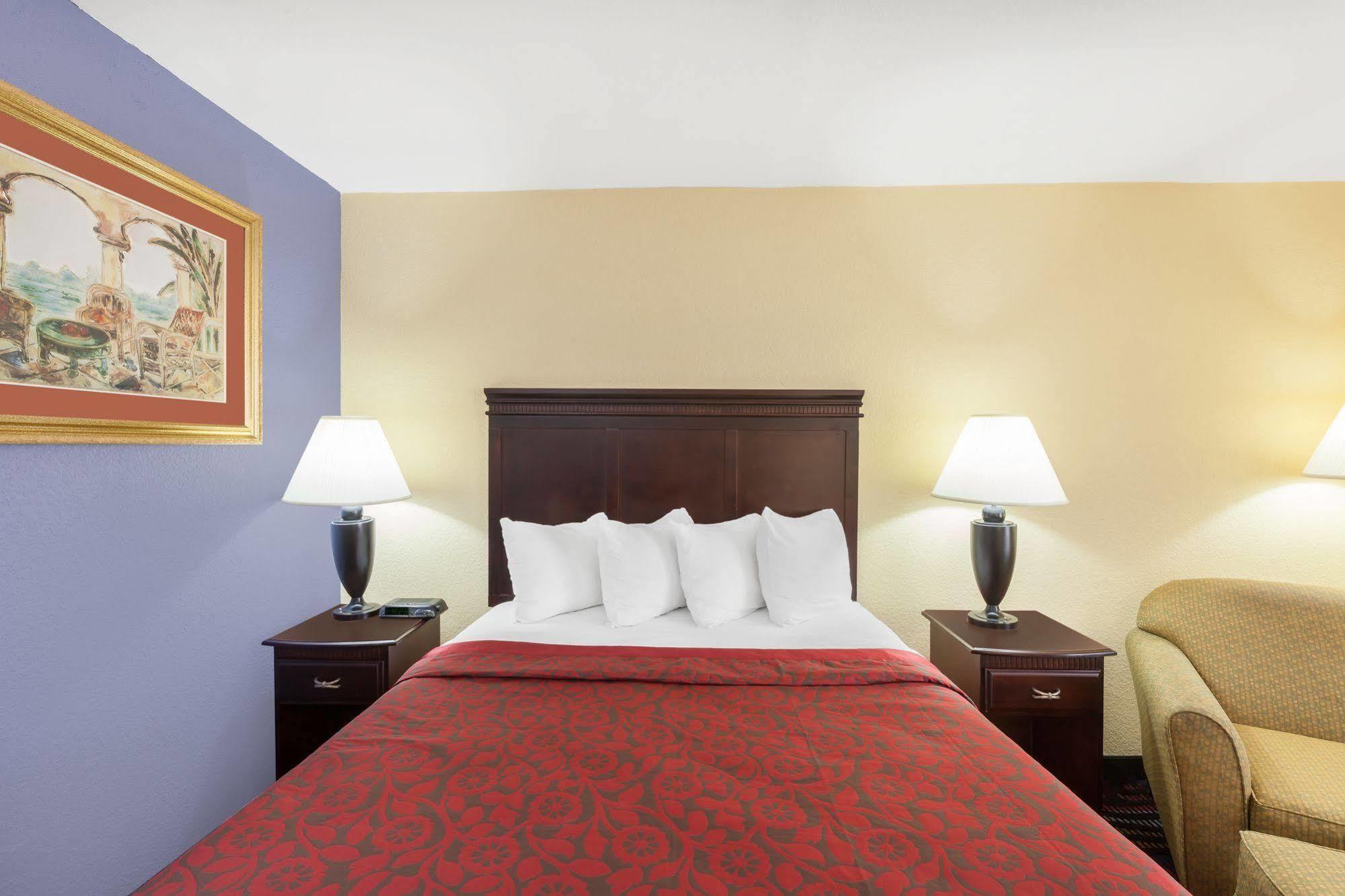 Days Inn By Wyndham Uvalde Bagian luar foto