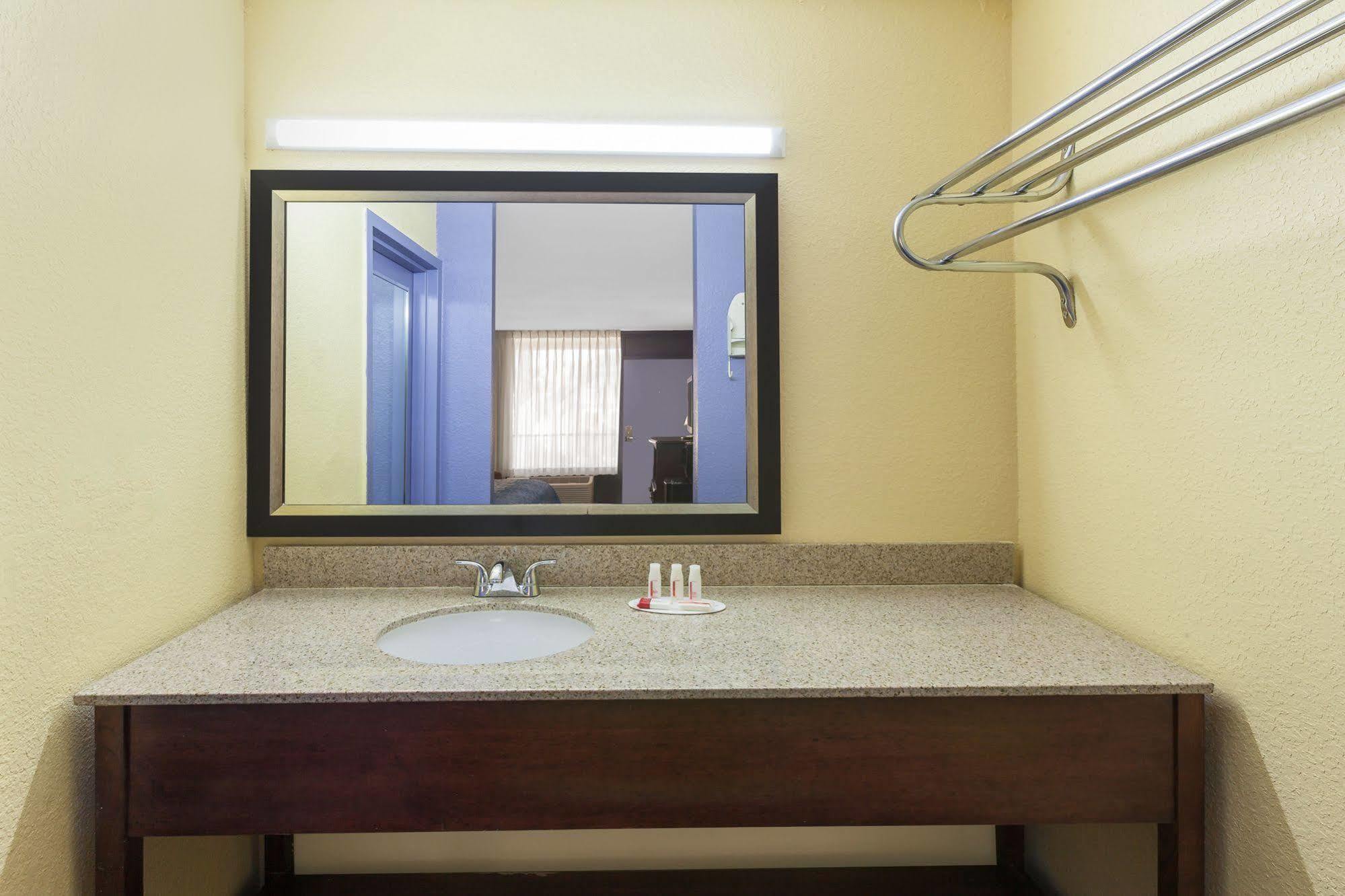 Days Inn By Wyndham Uvalde Bagian luar foto