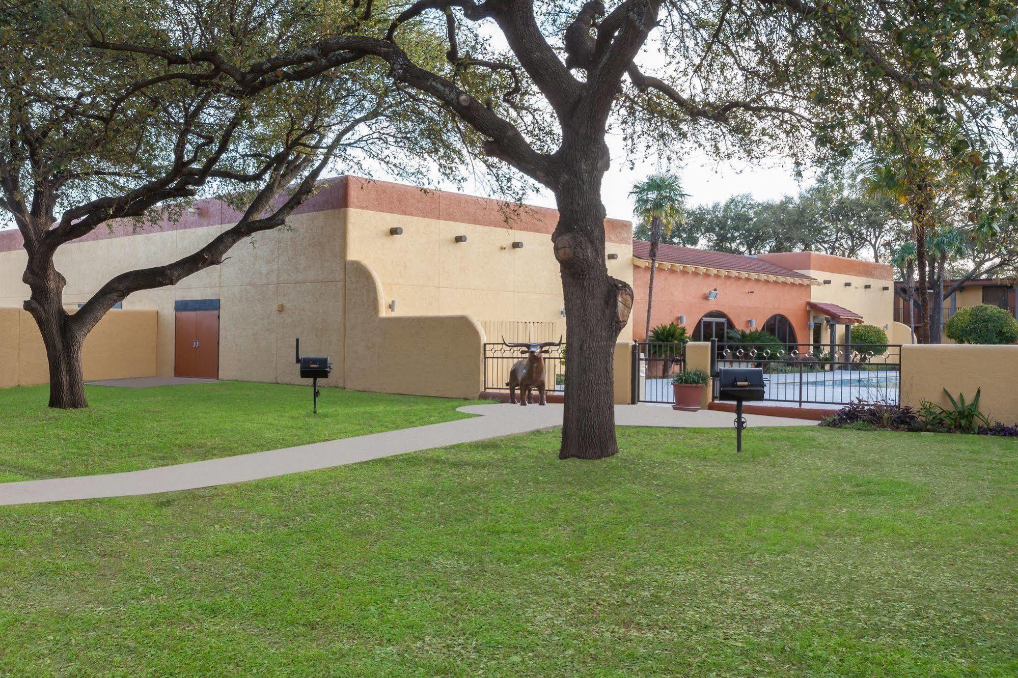 Days Inn By Wyndham Uvalde Bagian luar foto