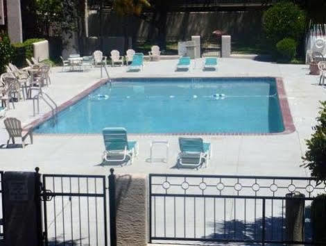 Days Inn By Wyndham Uvalde Bagian luar foto